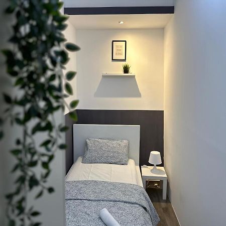 Traveller Partition Room In Al Barsha 1 Near Metro Dubái Exterior foto