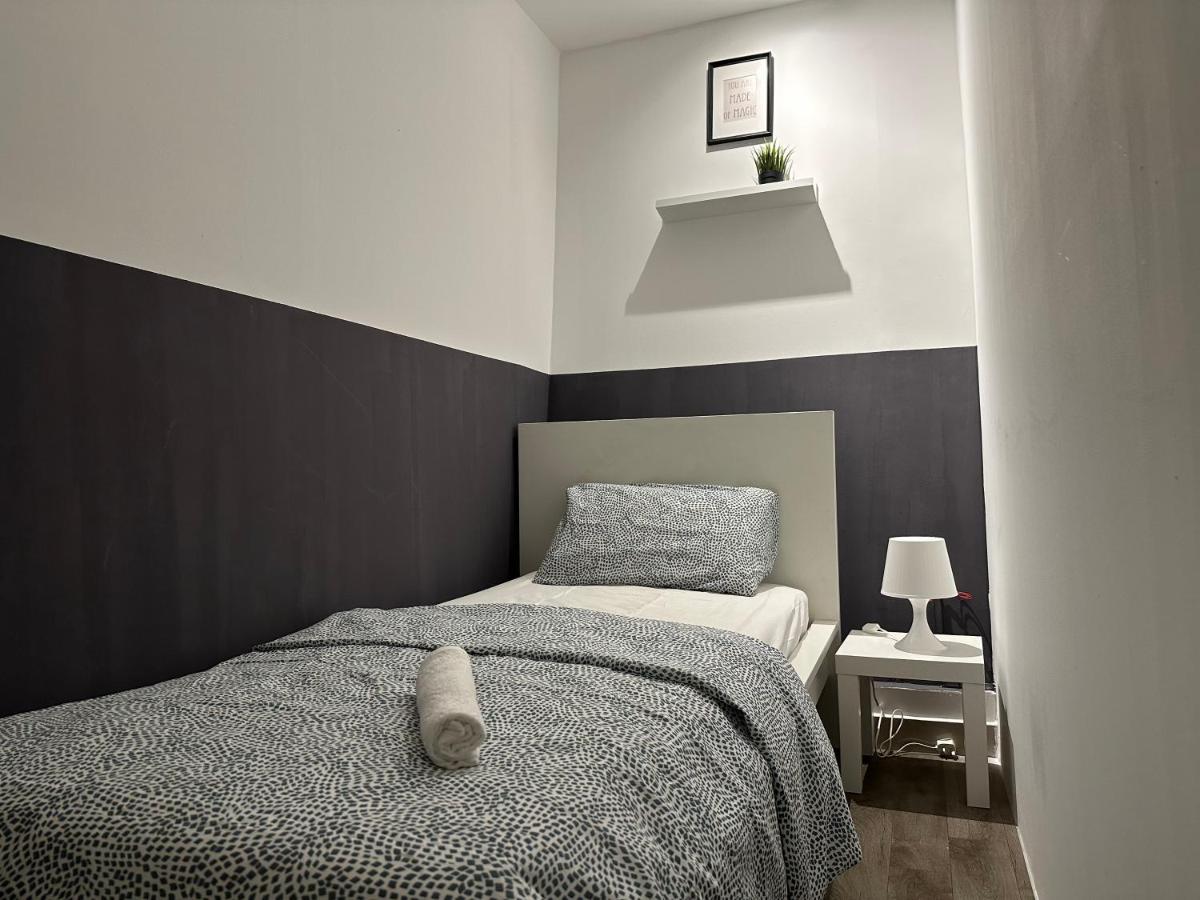 Traveller Partition Room In Al Barsha 1 Near Metro Dubái Exterior foto