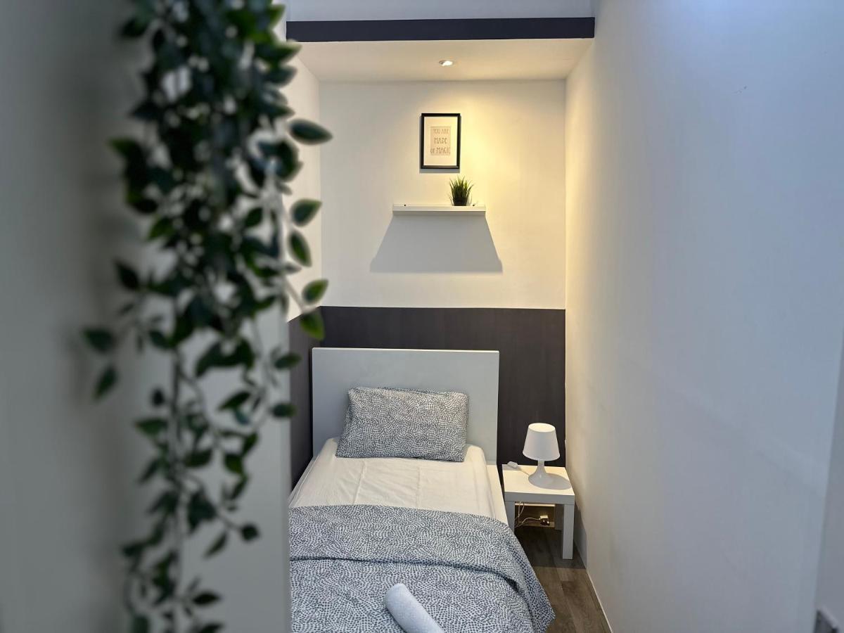 Traveller Partition Room In Al Barsha 1 Near Metro Dubái Exterior foto